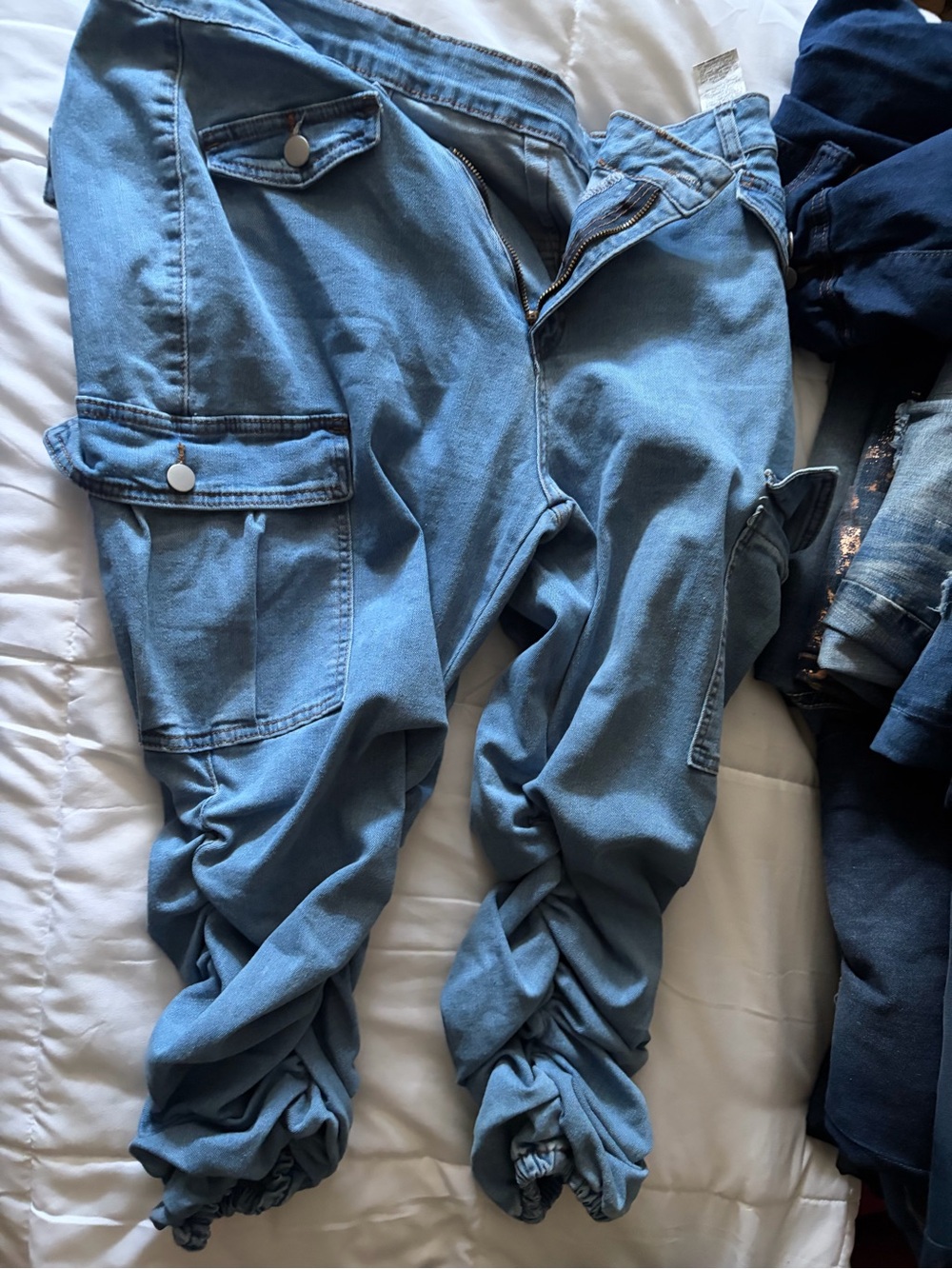 Women’s Light Blue Cargo Cropped Jeans with Ruched Ankles